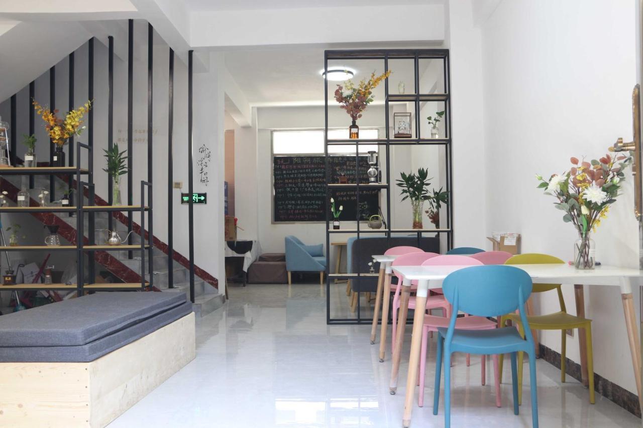 Showbiz Hostel Yangshuo Bagian luar foto
