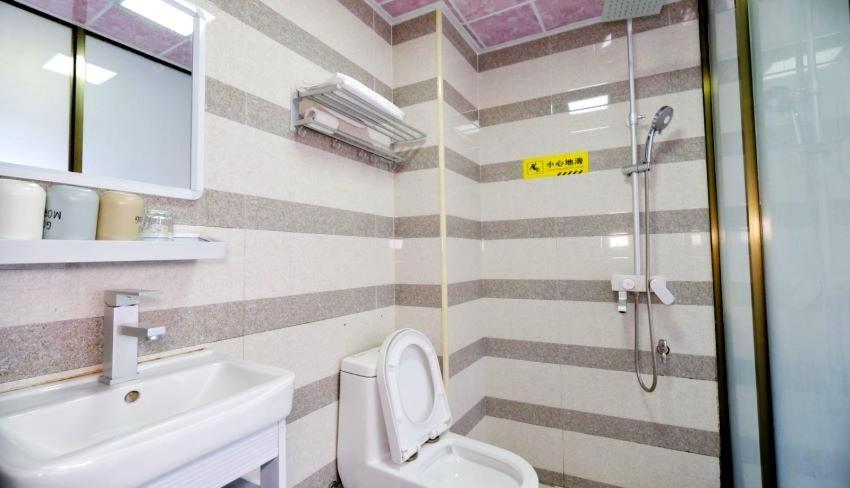 Showbiz Hostel Yangshuo Bagian luar foto