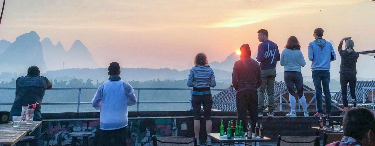 Showbiz Hostel Yangshuo Bagian luar foto
