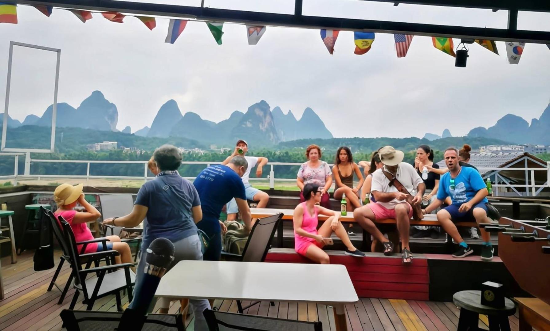 Showbiz Hostel Yangshuo Bagian luar foto