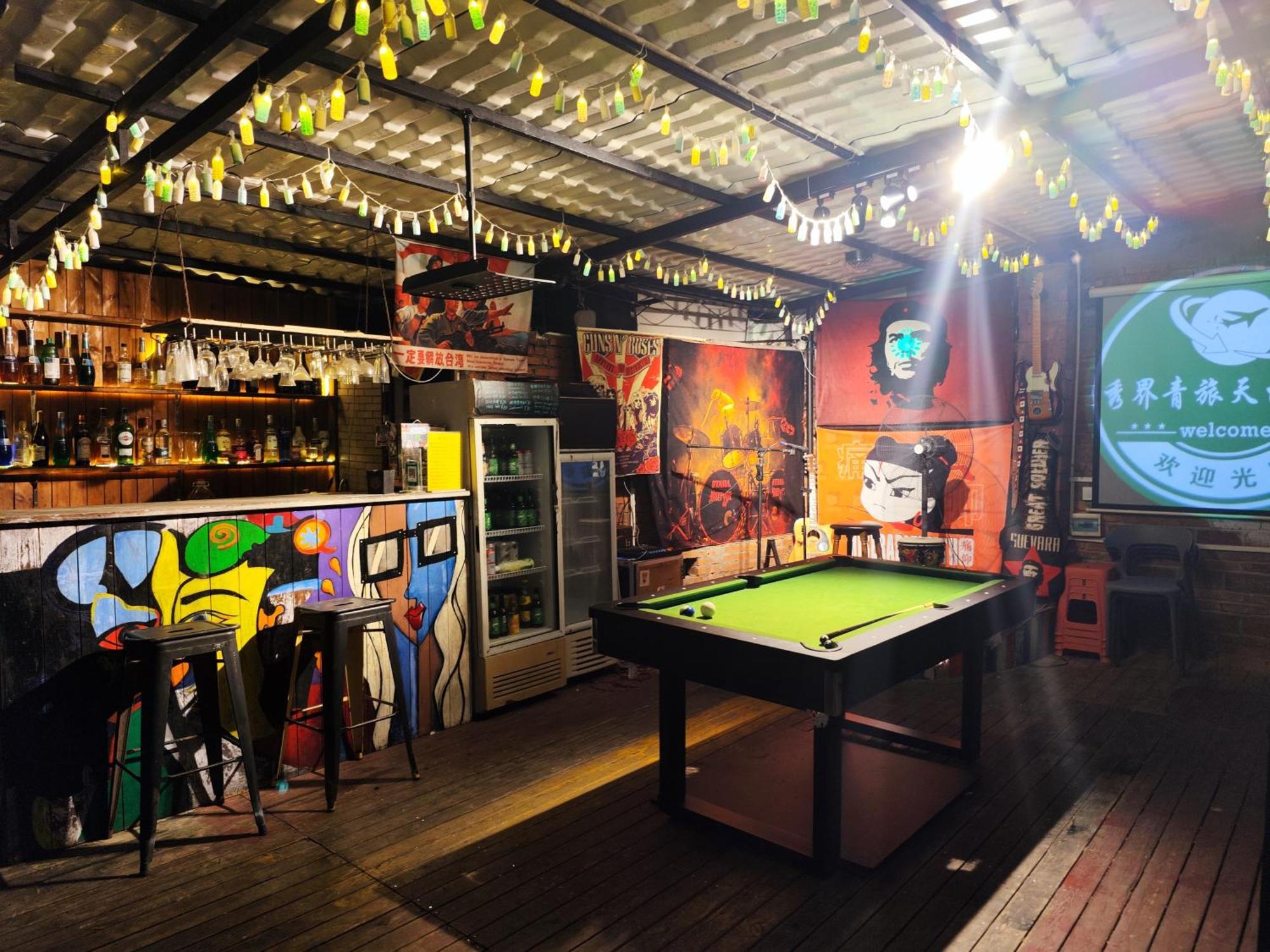 Showbiz Hostel Yangshuo Bagian luar foto